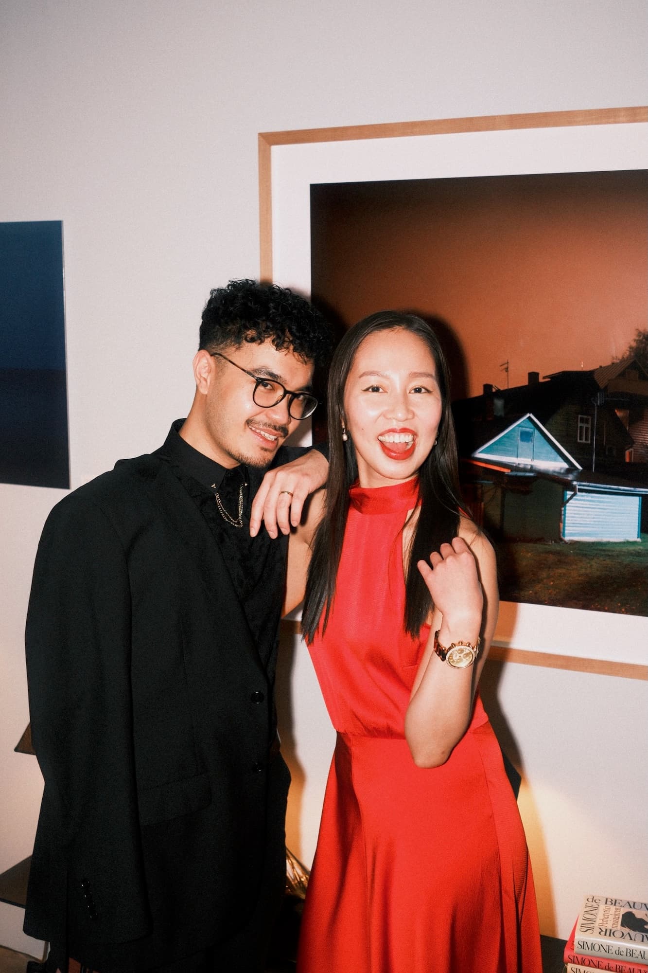 Two guests arm in arm in front of an artwork at the club’s gala evening